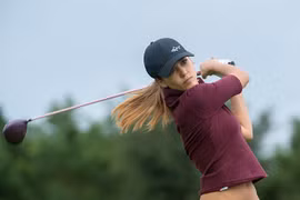 Jessica Alba đẹp hút hồn trên sân golf