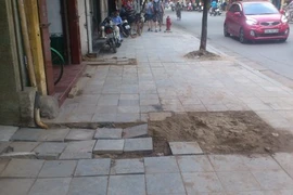 Dân phố cổ thêm khổ vì… đào đường