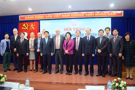 4 giáo sư hàng đầu thế giới chuyển giao công nghệ tiên tiến cho ngành y tế Việt Nam