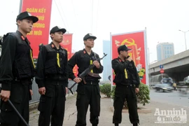 Cảnh sát Cơ động đặc nhiệm sẵn sàng bảo vệ Đại hội Đảng toàn quốc lần thứ XII