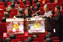 Hình ảnh bỏ phiếu bầu Ban Chấp hành Trung ương khóa XII