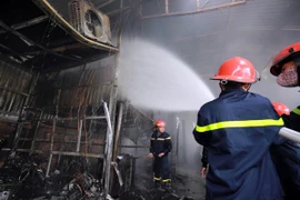 Cháy lớn, gara ô tô bị thiêu rụi