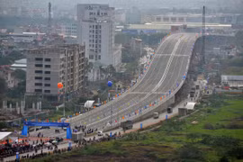 Gắn biển Chào mừng Đại hội Đảng toàn quốc lần thứ XII công trình cầu vượt hiện đại cửa ngõ Thủ đô