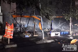 Khu nhà tạm bán hàng ăn uống bốc cháy giữa đêm mưa lạnh