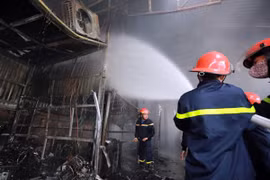 Cháy lớn, gara ô tô bị thiêu rụi