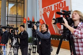 Xem các phóng viên tác nghiệp tại Đại hội Đảng toàn quốc lần thứ XII