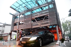 Cận cảnh điểm đỗ xe bằng giàn thép hiện đại bậc nhất Thủ đô