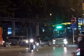 Xe máy ngang nhiên đi ngược chiều, tạt đầu xe buýt nhanh tại phố Láng Hạ