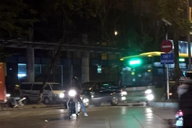 Xe máy ngang nhiên đi ngược chiều, tạt đầu xe buýt nhanh tại phố Láng Hạ