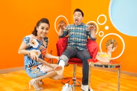 Lê Khánh thích thú, chọc phá Anh Vũ vì chân bị “bó bột“