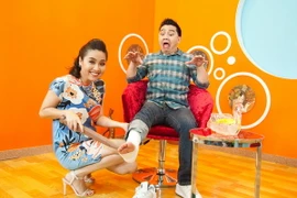 Lê Khánh thích thú, chọc phá Anh Vũ vì chân bị “bó bột“