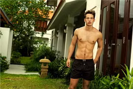 Mùa hè nóng bỏng với trang phục đi biển dành cho nam giới 