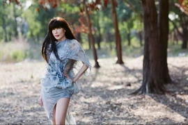 Ca sĩ Nhật Hạ thả dáng quyến rũ, lãng mạn trong rừng
