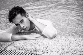 Hồ Vĩnh Khoa khéo léo khoe vẻ điển trai, thân hình rắn chắc