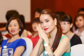 Trương Ngọc Ánh khoe chân dài, eo thon với đầm bó sát