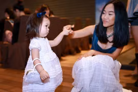 Con gái Đoan Trang rụt rè khi ở chốn đông người