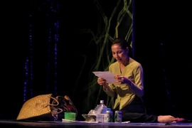 Á khôi áo dài Lệ Quyên tham gia kịch của NSƯT Đoàn Bá