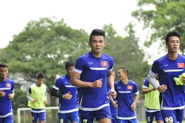 ĐT Việt Nam vượt khó trên đất bạn