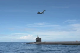 [VIDEO] C-17 tiếp tế cho siêu tàu ngầm hạt nhân Ohio trên biển 