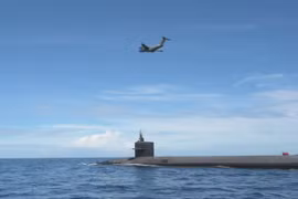 [VIDEO] C-17 tiếp tế cho siêu tàu ngầm hạt nhân Ohio trên biển 