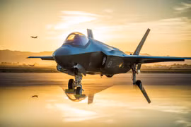 [ẢNH] Nga mỉm cười khi "chiến thần" F-35 hủy diễn tập vì sợ sét