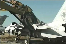 [Info] Mỹ thẳng tay băm nát ‘mèo đực’ F-14 để khỏi lọt vào tay Iran