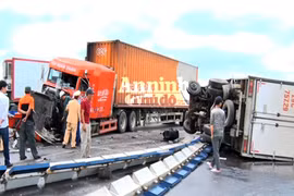 Xe tải đông lạnh lật ngang đường khi đối đầu với container