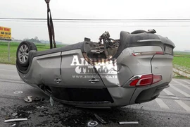 Xe con lật ngửa giữa đường sau cú va chạm với xe tải