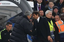 Mourinho rỉ tai Conte: "Đừng sỉ nhục tôi"