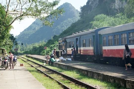 Tàu chợ ngược xuôi những cung đường