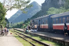 Tàu chợ ngược xuôi những cung đường