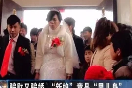 Sau gần 1 năm mới biết "vợ" mình là... đàn ông