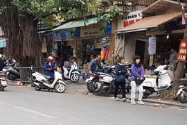 Hà Nội: Nhiều điểm trông xe trước cổng bệnh viện Việt Đức "chặt" giá 20.000 đồng/xe máy