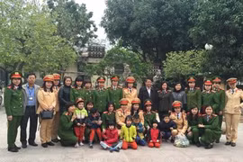 Những nữ chiến sỹ Công an mang nụ cười đến với người già và em thơ