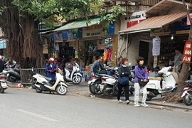 Hà Nội: Nhiều điểm trông xe trước cổng bệnh viện Việt Đức "chặt" giá 20.000 đồng/xe máy