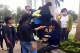 Nữ sinh lớp 10 vô cớ bị "đàn chị" đánh hội đồng