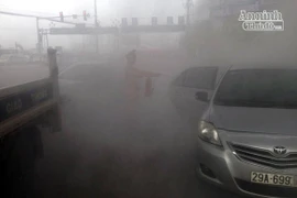 CSGT “giải cứu” xe ôtô bốc cháy giữa đường