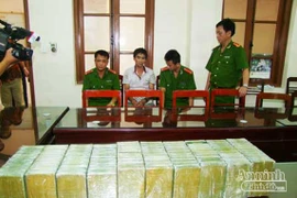 Tóm gọn 2 đối tượng vận chuyển 100 bánh heroin