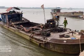 Chỉ điểm, cấp vốn cho “cát tặc” rút ruột sông Hồng