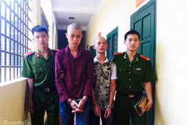 Lái xe taxi chống trả quyết liệt tên cướp lăm lăm dao nhọn