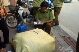 Thu giữ lô áo khoác "ngoại" không rõ nguồn gốc 