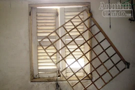 Hì hụi dùng dao cùn cưa chấn song đột nhập quán điện thoại