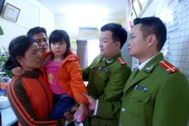 Chiều 29 Tết, cảnh sát tìm thấy cháu bé bị lạc ven đại lộ Thăng Long