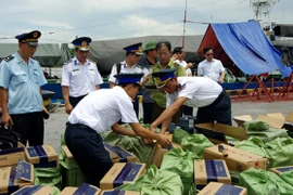 Chặn bắt xuồng cao tốc vận chuyển thuốc lá lậu trên biển 