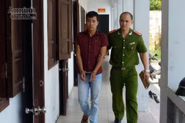 Khóa tay gã trộm rình mò phòng trọ sinh viên