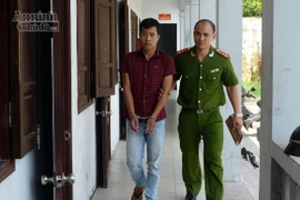 Khóa tay gã trộm rình mò phòng trọ sinh viên