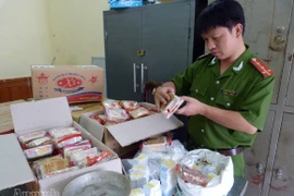 Thu giữ lượng lớn bánh nướng, bánh dẻo nghi bị làm giả