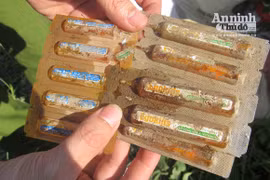 Đổ hàng nghìn hộp tân dược ra cánh đồng