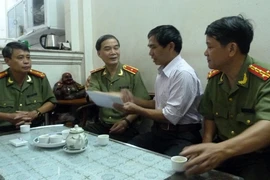 Lãnh đạo CATP thăm, tặng quà gia đình chính sách