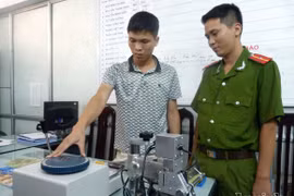 Bắt đối tượng nước ngoài làm giả thẻ tín dụng, thu giữ nhiều máy móc